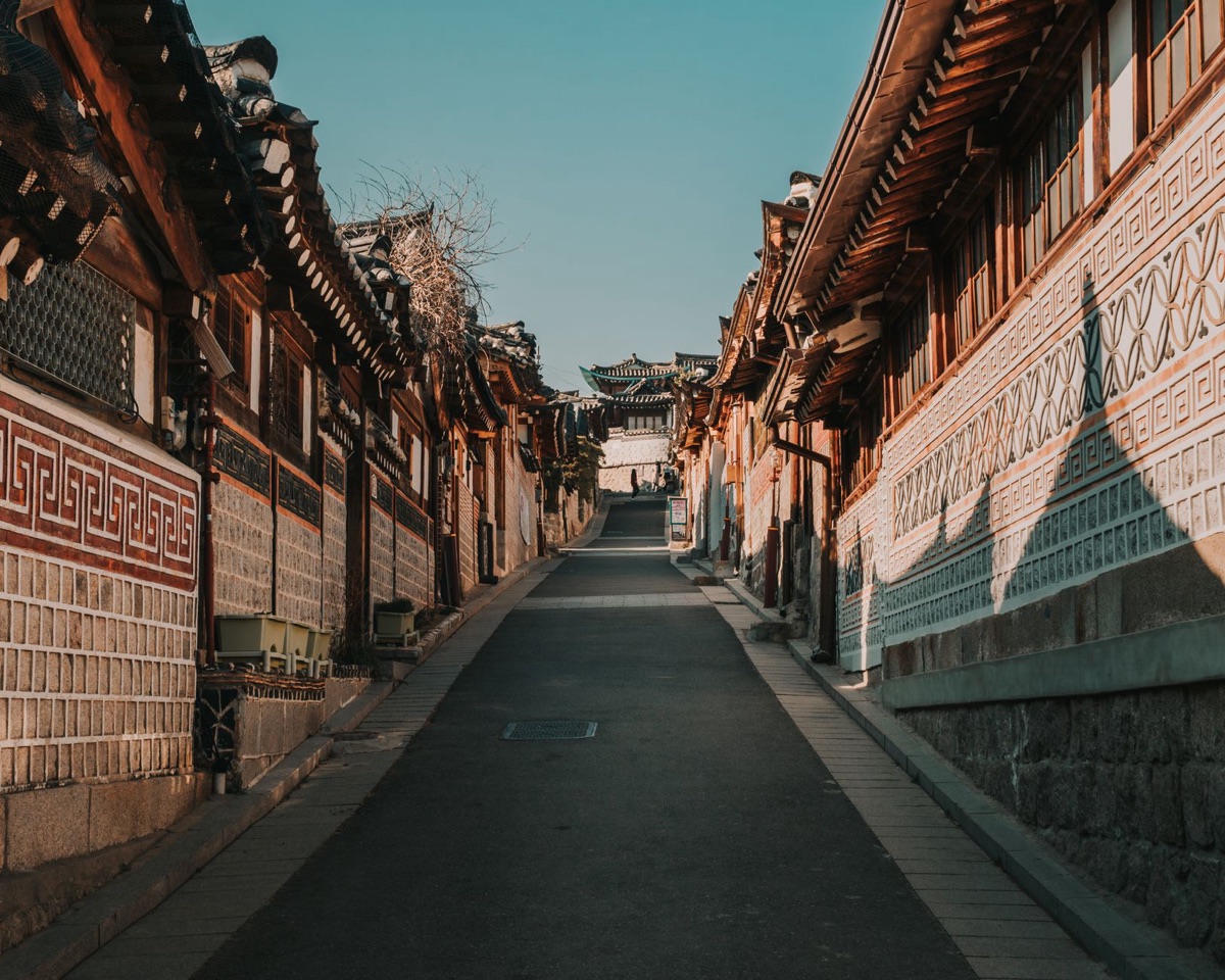 Traditionelle Hanok-Cafés und Straßen in Hwangridan-gil