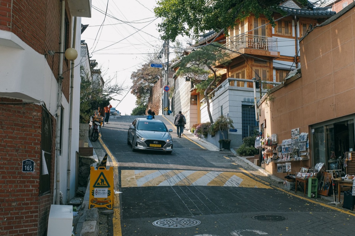 Calles tradicionales de Hanok en el barrio de Hwangridan-gil