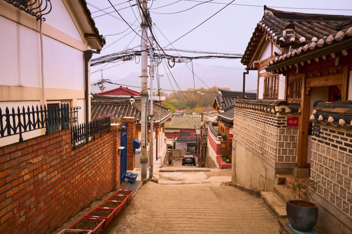 La vivace via di caffè Hanok a Hwangridan-gil