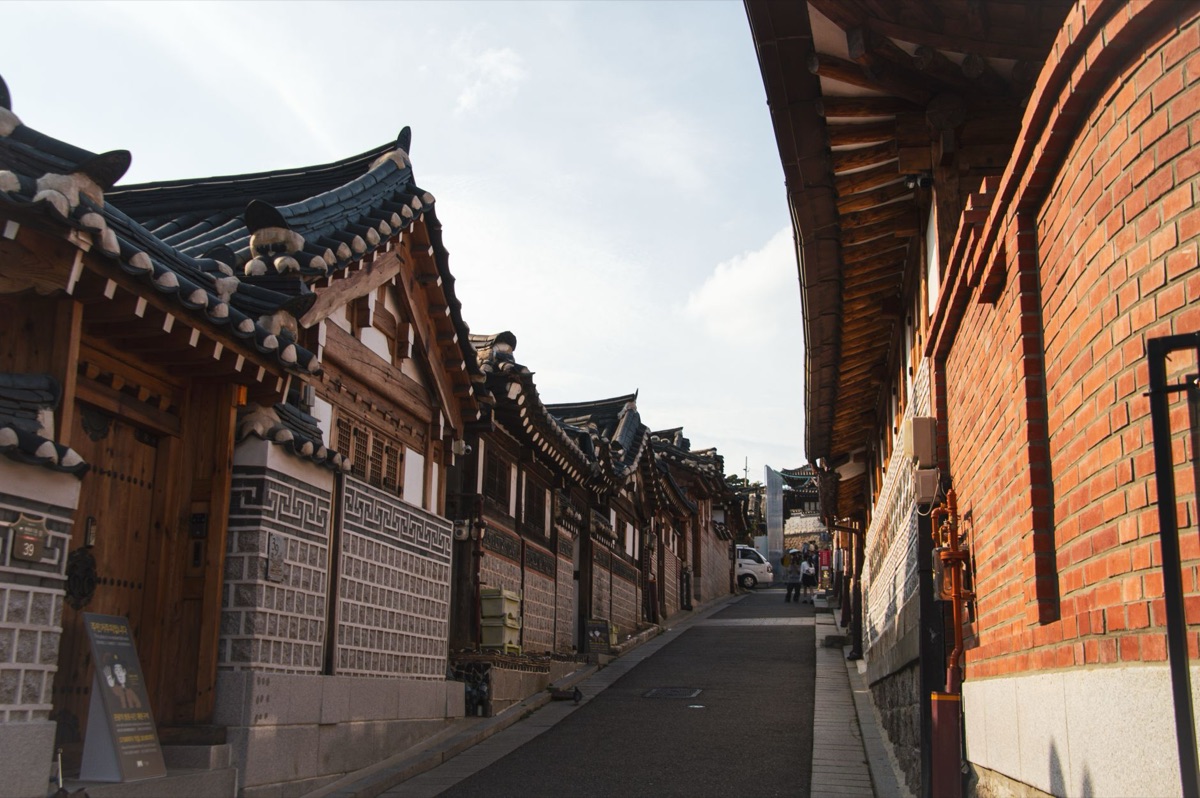 Rua movimentada de Hwangridan-gil com cafés charmosos em casas tradicionais Hanok.
