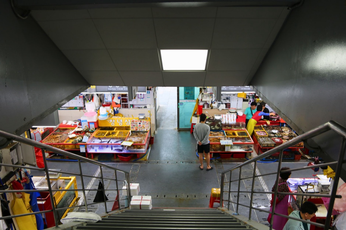 Nederlandse lezer begrijpt de betekenis van een traditionele Koreaanse marktstallen en de culturele context van het land.