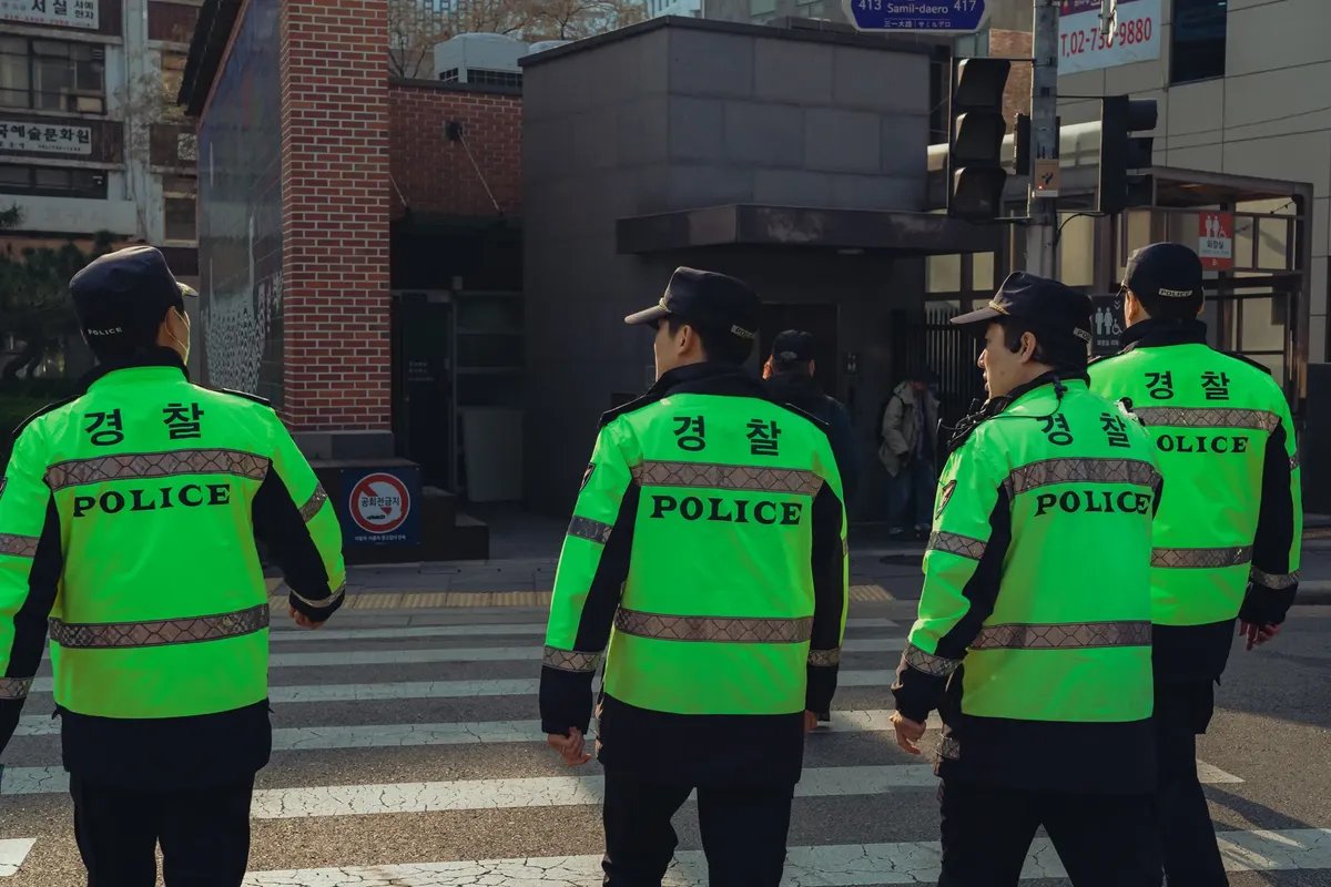 ソウルでの警察官が勤務中の様子で、都市生活と安全確保を示しています。