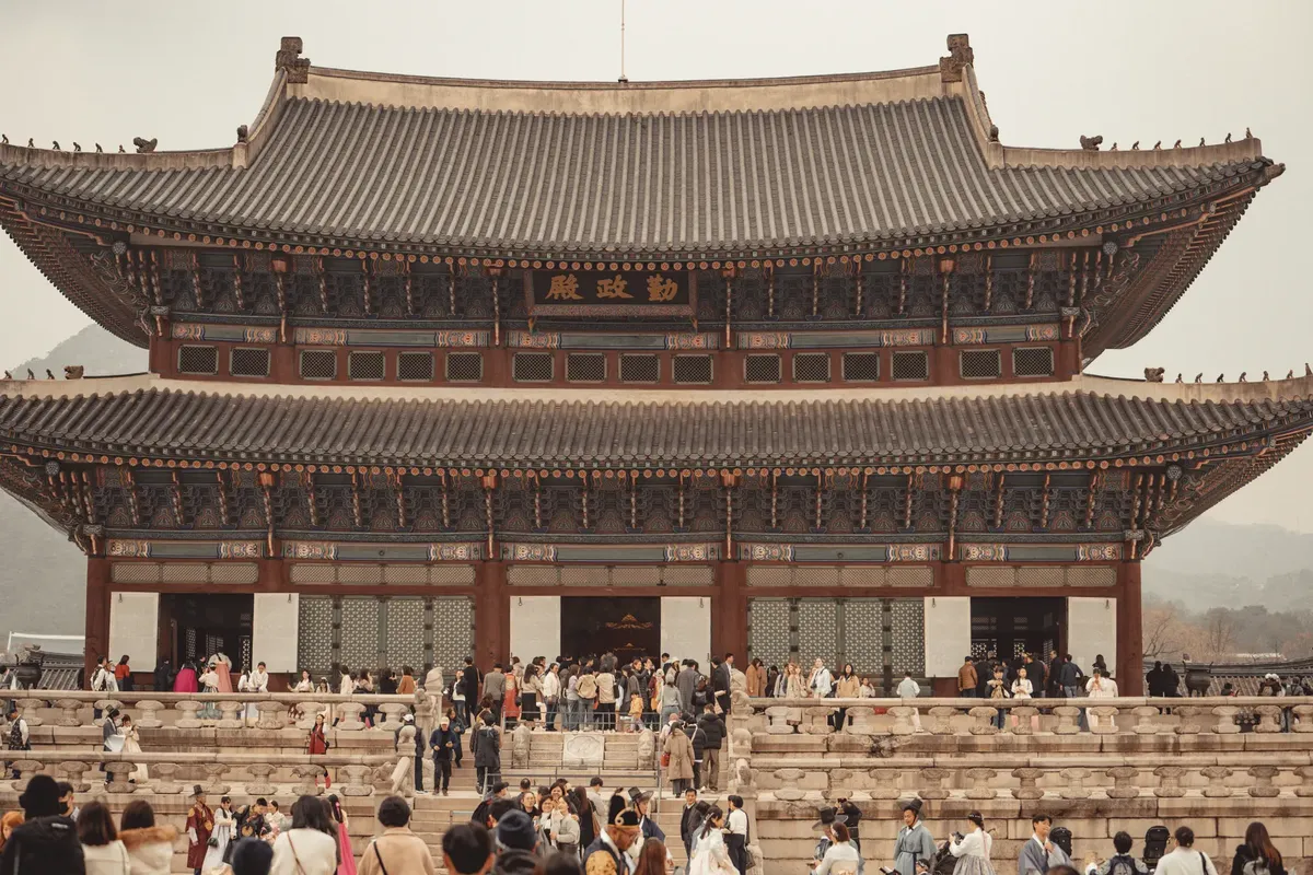發現壯麗的景福宮，首爾頂級旅遊景點，滿滿的遊客。