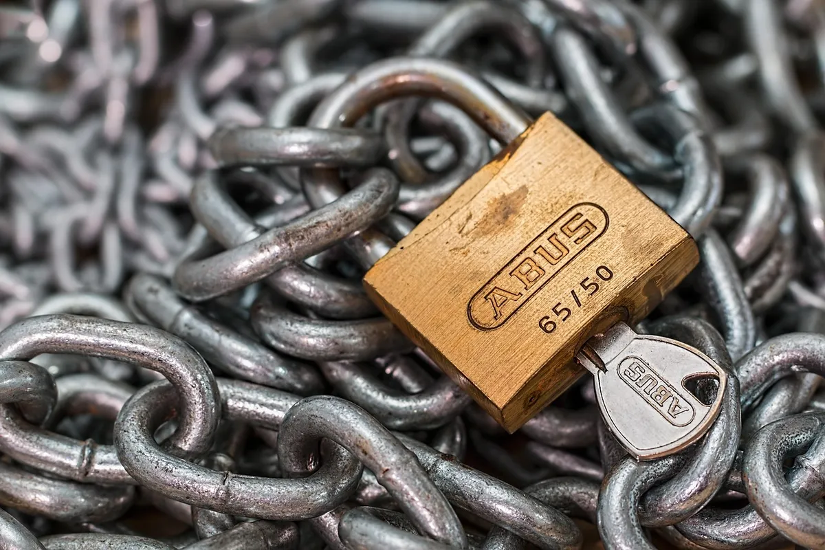 padlock, lock, chain, key, security, protection, safety, access, locked, link, crime, steel, privacy, secure, criminal, shackle, danger, thief, theft, vulnerabl